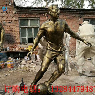 铸铜人物踢足球雕塑