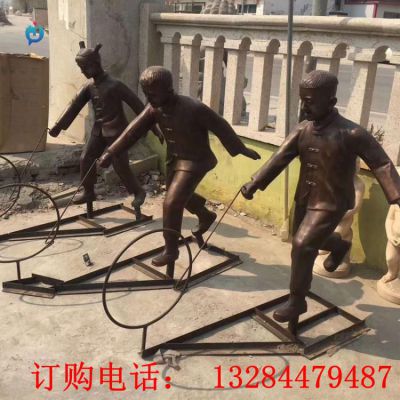 铸铜儿童推圈雕塑