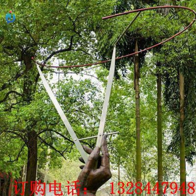 不锈钢手拿圆规雕塑