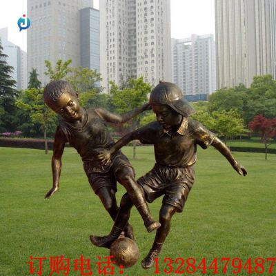 铸铜儿童踢足球雕塑