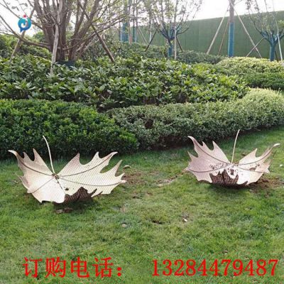 不锈钢镂空枫叶雕塑