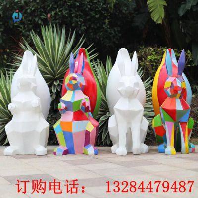 不锈钢几何彩绘松鼠雕塑