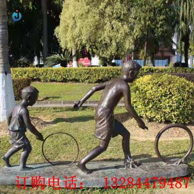 铸铜儿童推圈雕塑