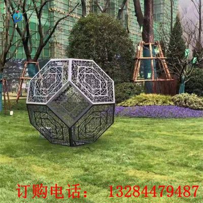 不锈钢镂空立方体雕塑