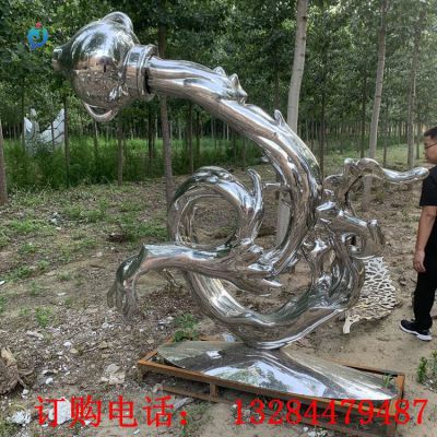 不锈钢水壶倒水雕塑