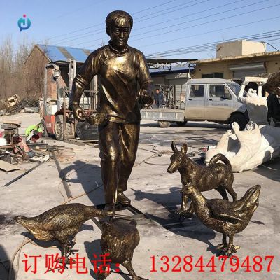 铸铜人物喂鸡雕塑