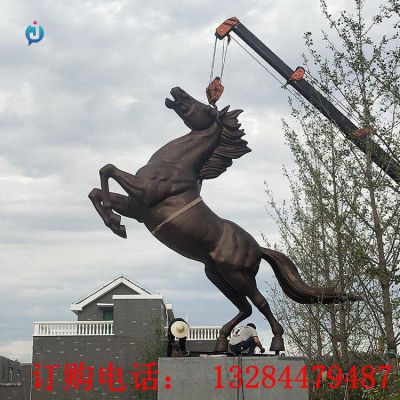 铸铜飞奔的马雕塑