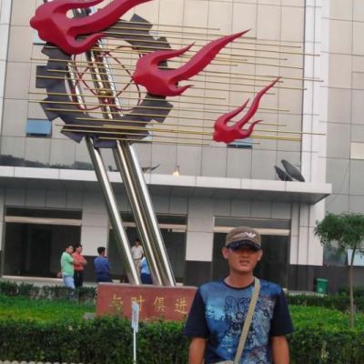 不锈钢与时俱进雕塑
