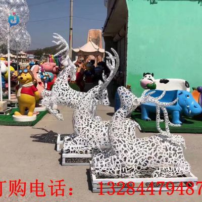 不锈钢镂空字母鹿雕塑