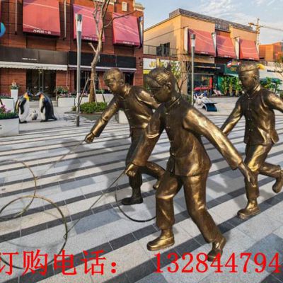 铸铜儿童推圆圈雕塑