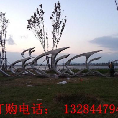 不锈钢镂空鱼海边雕塑
