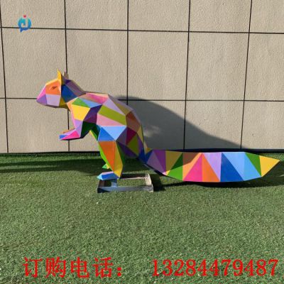 不锈钢彩虹几何松鼠雕塑