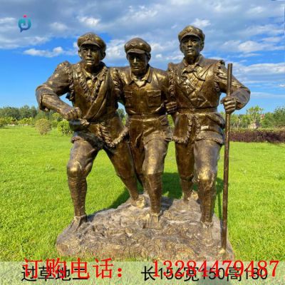 铸铜战士过草地雕塑