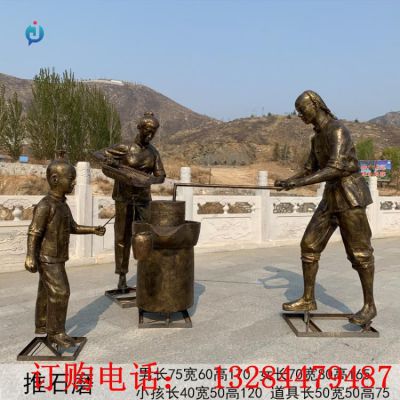 铸铜人物推石墨雕塑