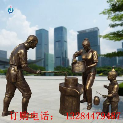 铸铜人物磨豆子雕塑