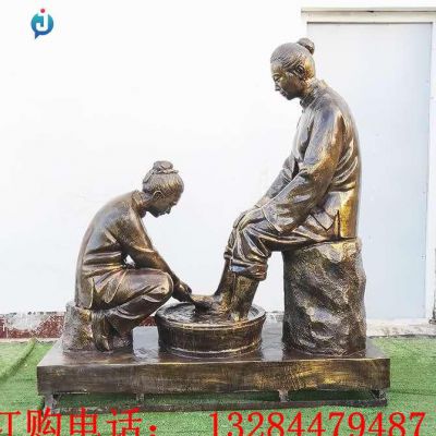 铸铜给母亲洗脚雕塑