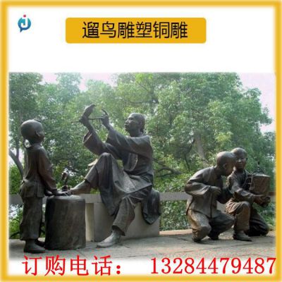 铸铜人物遛鸟雕塑