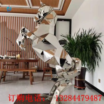 不锈钢几何镜面马雕塑