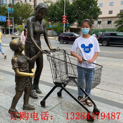 铸铜人物推购物车雕塑