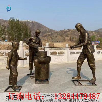 铸铜人物推石磨雕塑