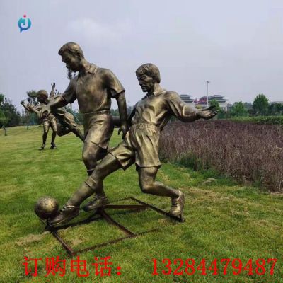 铸铜人物踢球雕塑