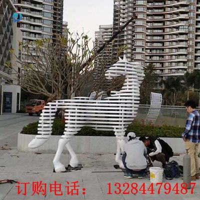 不锈钢抽象切片马雕塑
