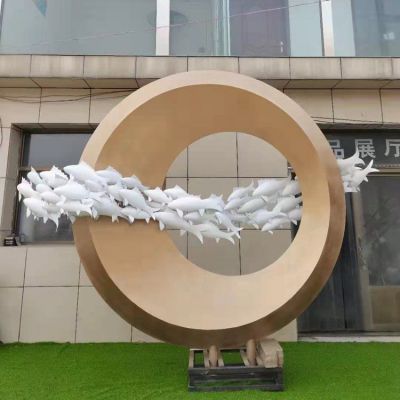 小区不锈钢抽象鱼和圆环雕塑