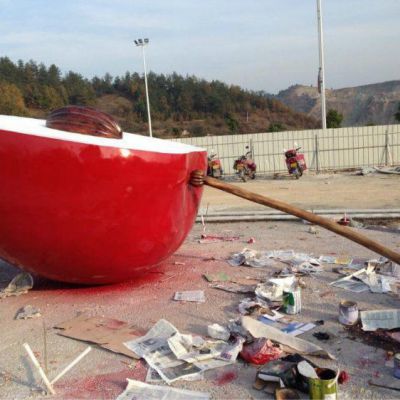 公园不锈钢半块苹果雕塑