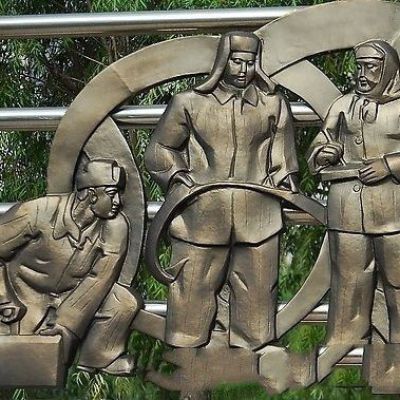 不锈钢石油工人浮雕雕塑