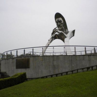 不锈钢大型抽象吹笛子人物雕塑