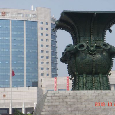 四羊方尊校园标志铜雕