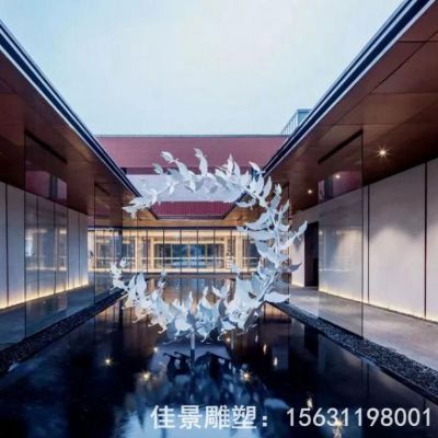 不锈钢镂空飞鸽雕塑