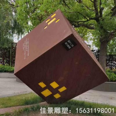 不锈钢彩绘方块雕塑