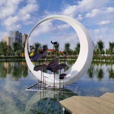 镂空月亮彩绘不锈钢雕塑