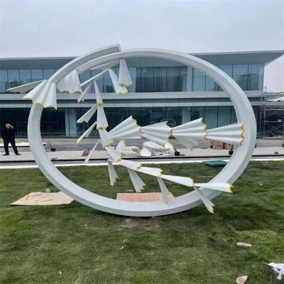 白色异形圆环不锈钢雕塑