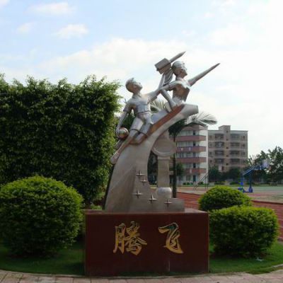 不锈钢飞跃镜面人物雕塑