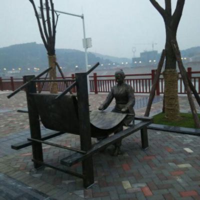 织布女人景观铜雕
