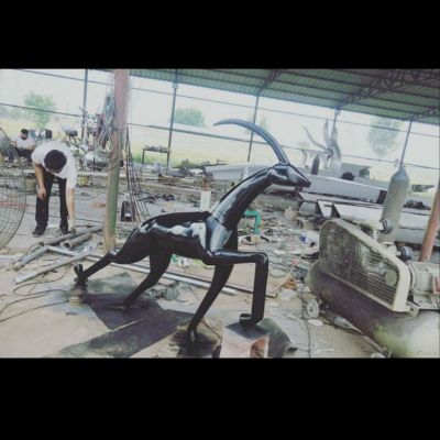小鹿公园动物标志铜雕