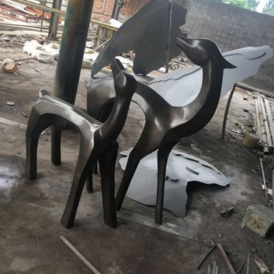 广场抽象黑鹿标志铜雕