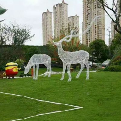 不锈钢草坪吃草鹿动物雕塑