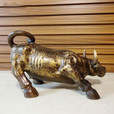 金黄色牛公园动物标志铜雕