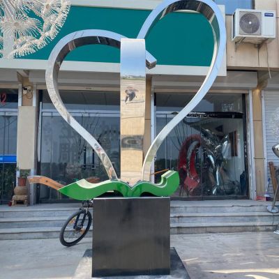 不锈钢镜面爱心景观雕塑
