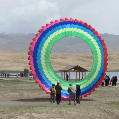 不锈钢彩绘圆环景观雕塑