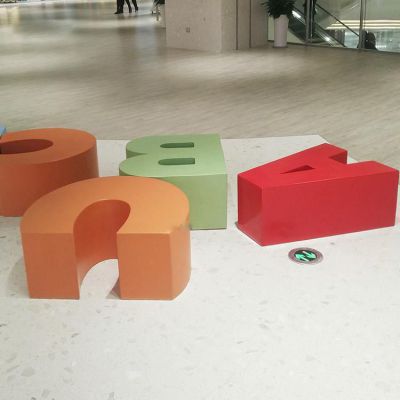 不锈钢字母坐凳座椅雕塑